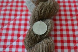 Garn av Ryaull enbart bottenull.  Yarn made of wool from Rya sheep. Only the undercoat.